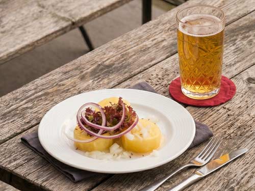 Schnitzel mit Kartoffeln als hessisch inspirierte Speise