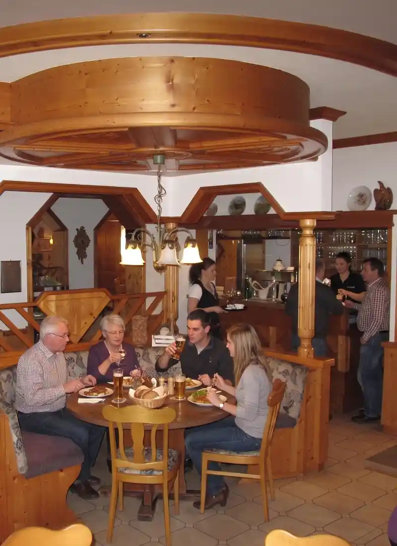 Herzhafte deutsche Speise auf gedecktem Tisch
